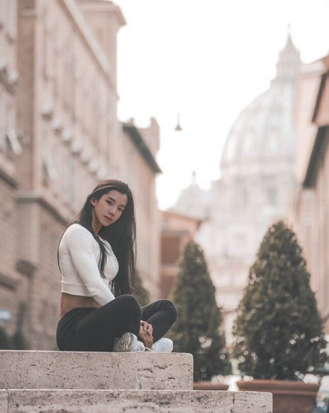 Kim Ha Yeon luôn hướng tới vẻ đẹp mạnh mẽ, rắn rỏi, do đó đã bỏ nhiều công sức ăn uống và luyện tập để có body săn gọn, sắc nét.