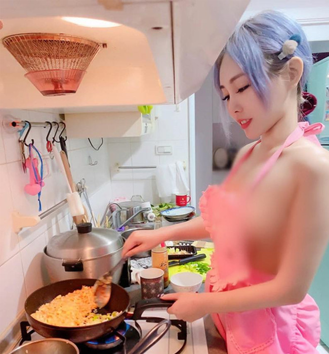 Thậm chí, dân mạng còn thể hiện sự bức xúc và mong muốn đội ngũ quản lý các trang mạng cần phải thẳng tay xóa những clip các cô gái ăn mặc hớ hênh như thế này.