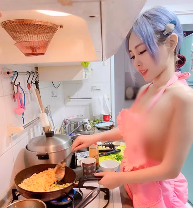 Thậm chí, dân mạng còn thể hiện sự bức xúc và mong muốn đội ngũ quản lý các trang mạng cần phải thẳng tay xóa những clip các cô gái ăn mặc hớ hênh như thế này.