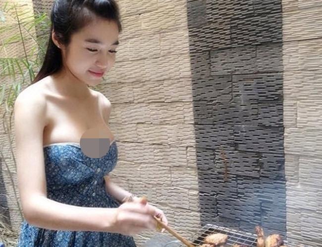 Thời trang nấu ăn của hot girl Elly Trần vô cùng gợi cảm.