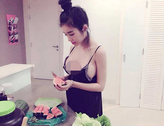 Váy ngủ mỏng manh được Elly Trần tận dụng tối đa khi khoe những bức ảnh vào bếp.