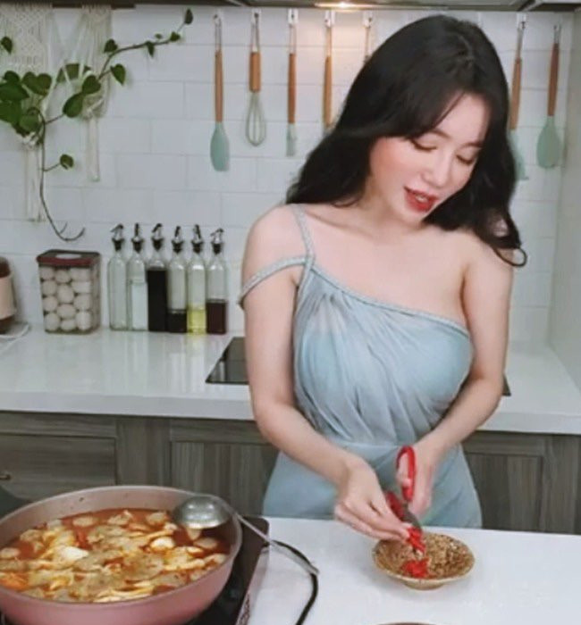 Có lần, Elly Trần còn khiến người hâm mộ thích thú khi đăng tải hình ảnh diện váy dạ hội vào bếp nấu nướng.