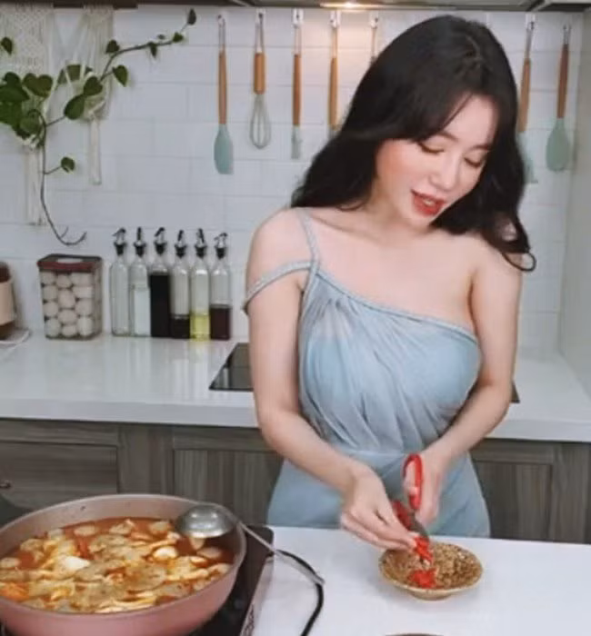 Có lần, Elly Trần còn khiến người hâm mộ thích thú khi đăng tải hình ảnh diện váy dạ hội vào bếp nấu nướng.