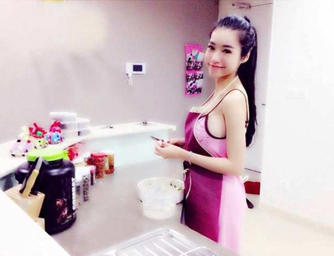 Elly Trần yêu thích những bộ váy 2 dây, rộng rãi, tạo cảm giác thoải mái khi ở nhà.