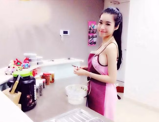 Elly Trần yêu thích những bộ váy 2 dây, rộng rãi, tạo cảm giác thoải mái khi ở nhà.