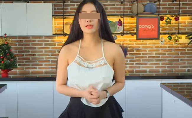 Điều gây khó chịu nhất trong clip dạy nấu ăn của cô gái trên đó là thay vì tập trung quay cận cảnh vào đồ ăn như những đầu bếp khác, thì ống kính lại chĩa thẳng về phía V.H.N.P với cách ăn mặc hở hang.