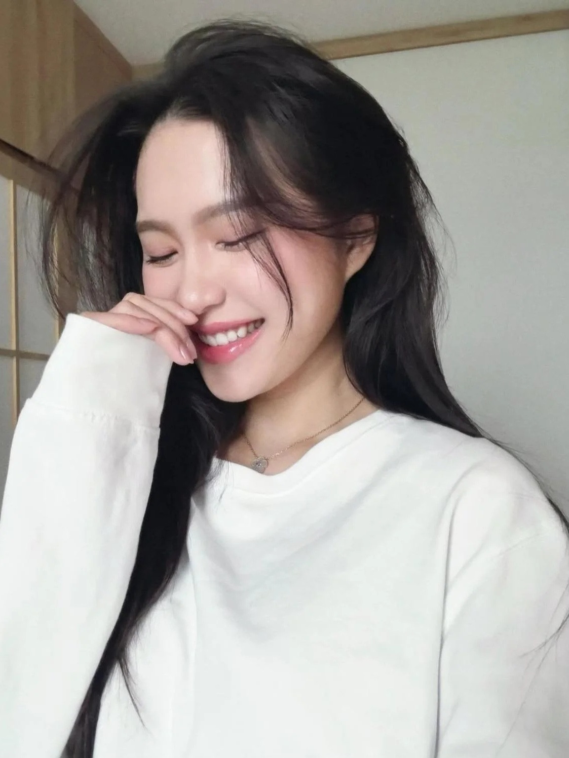 Mới đây, Doãn Hải My đã chia sẻ loạt khoảnh khắc đời thường lên trang cá nhân. Trong khung hình mở đầu, nàng WAG xuất hiện với vẻ ngoài giản dị, diện áo thun tay dài, tóc xõa tự nhiên.