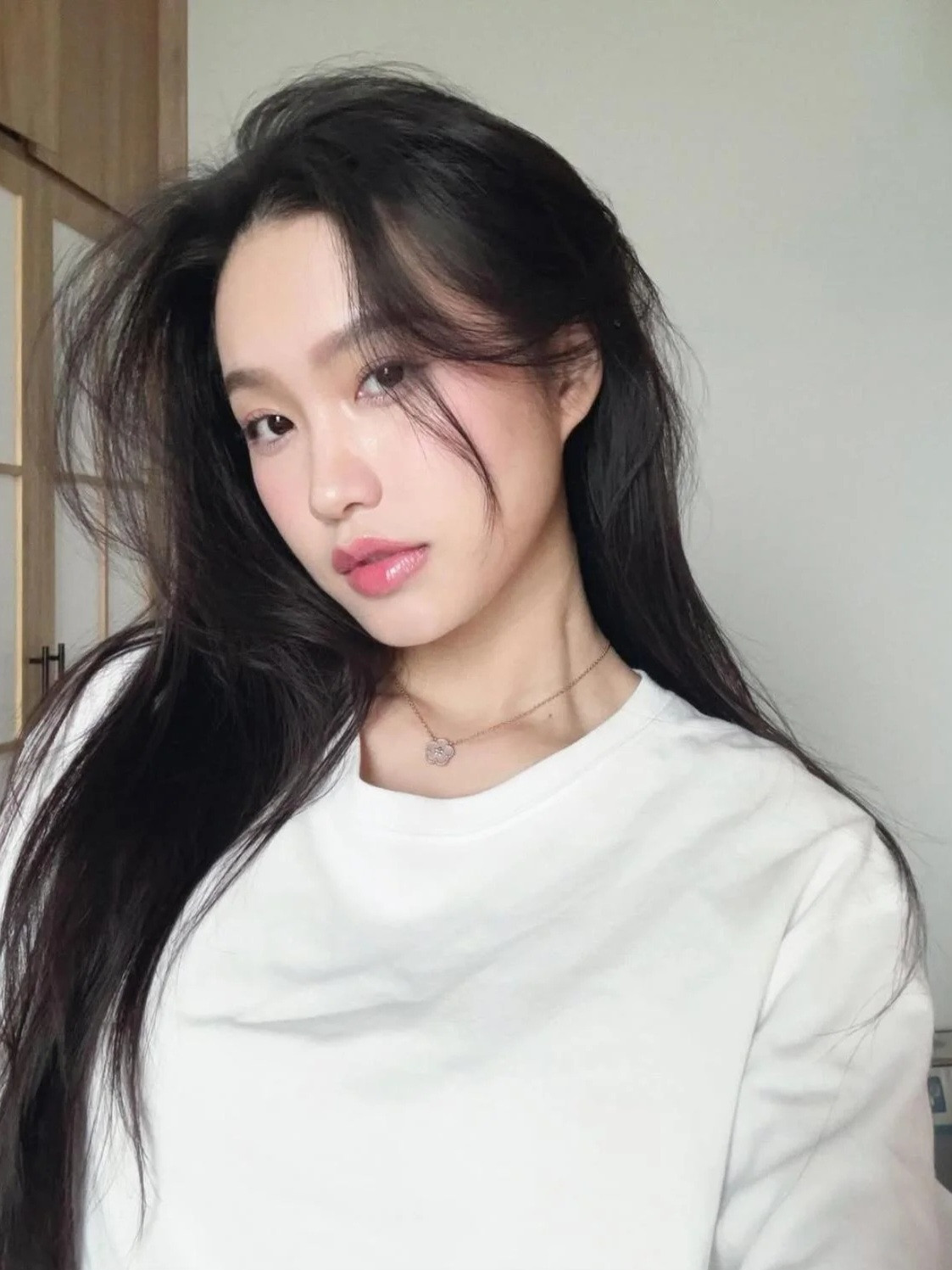 Tuy nhiên, điều thu hút sự chú ý hơn cả là 9 bức ảnh cận cảnh gương mặt, đặc biệt nhấn vào ngũ quan của vợ cầu thủ Đoàn Văn Hậu.