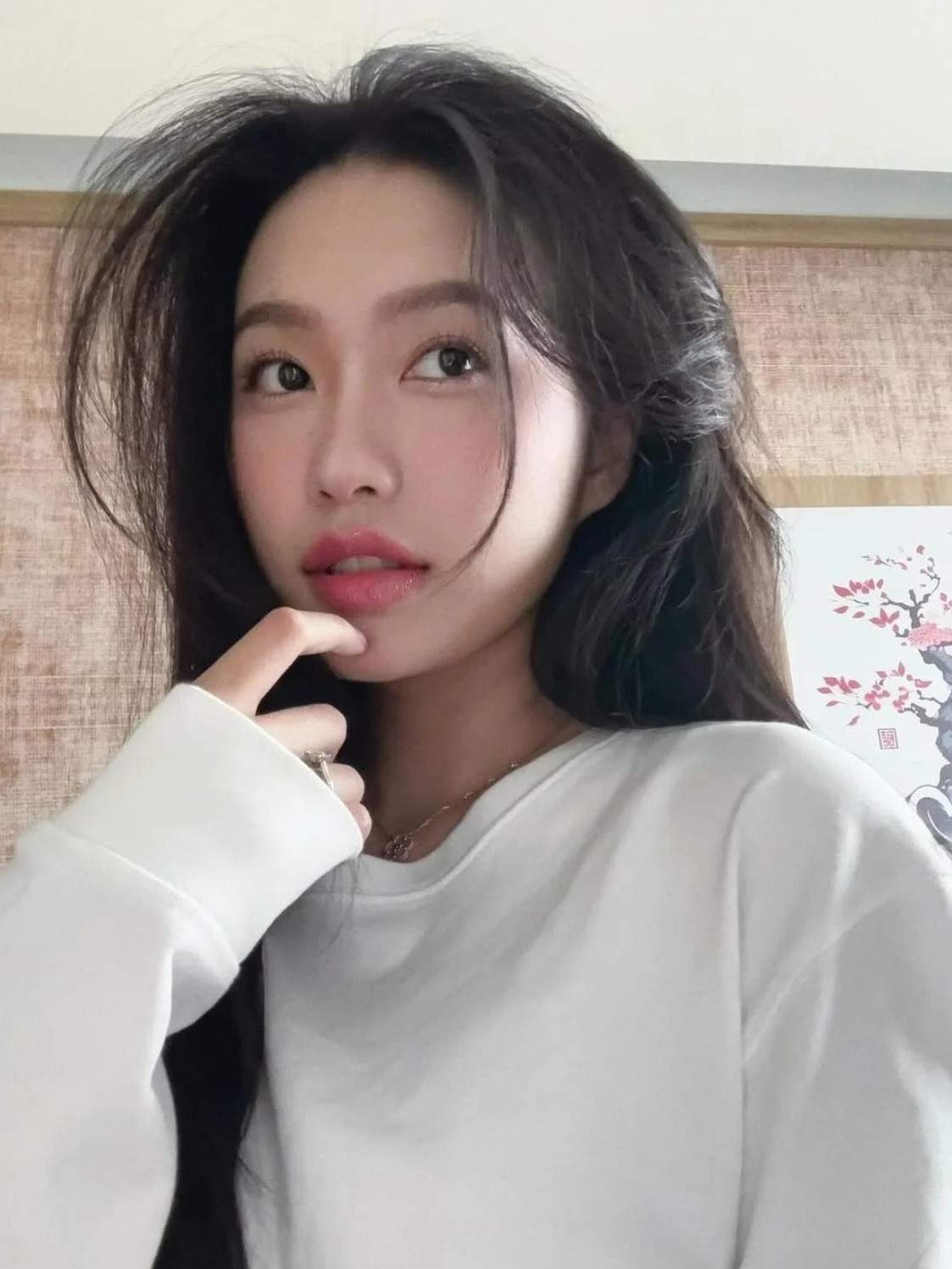 Loạt ảnh được Doãn Hải My khai thác ở nhiều góc chụp, tập trung vào đôi môi căng mọng, phủ sắc hồng dịu dàng.