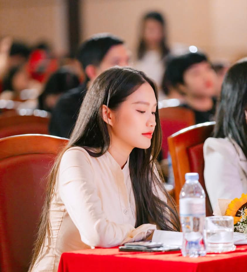 Doãn Hải My thẳng thắn bày tỏ:"Quyết định phun môi sát Tết thật sự là một nước đi liều lĩnh. Ai cũng bảo rằng phải mất khoảng 2 tháng màu môi mới lên chuẩn đẹp, nếu đẹp được như mong muốn, mình sẽ chia sẻ chỗ làm với mọi người".