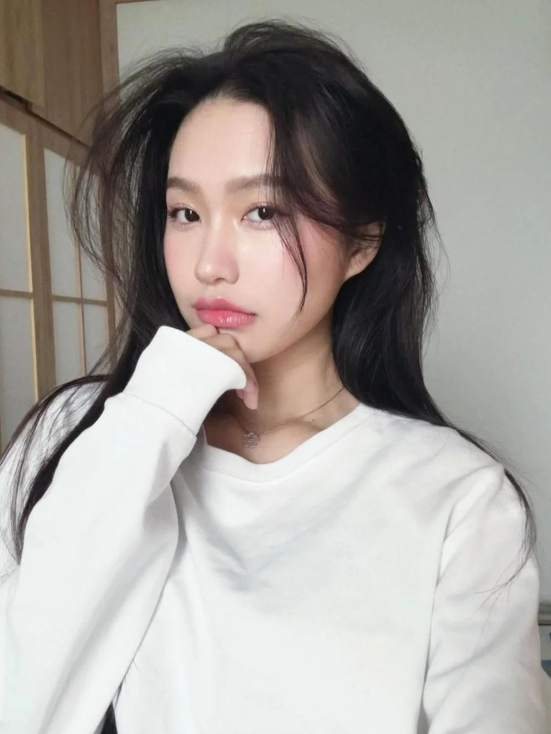 Có thể thấy, lớp màu phun đã bong hoàn toàn, phom dáng môi cũng trở về trạng thái tự nhiên, giúp Hải My tự tin ghi lại những khoảnh khắc ưng ý.