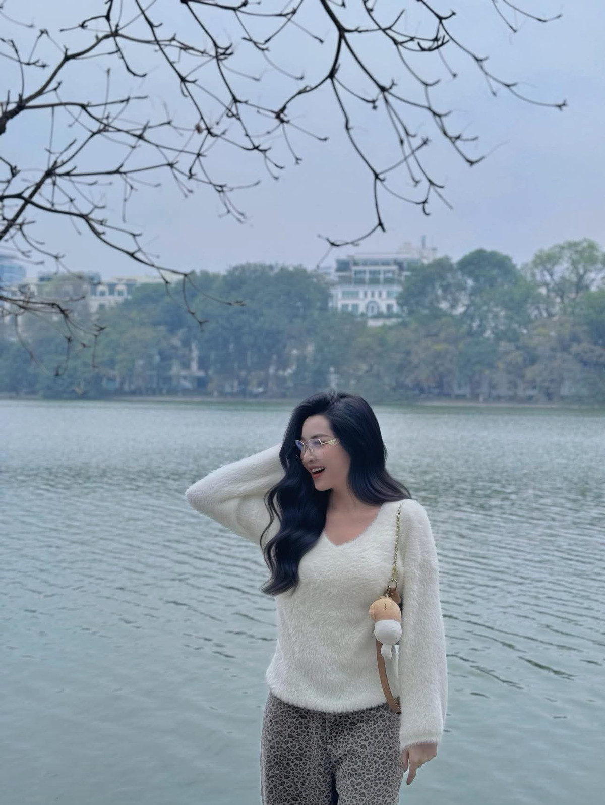 Địa điểm được Vũ Thanh Quỳnh lựa chọn rất quen thuộc đó là bên Hồ Gươm. Với sắc vóc "đỉnh nóc, kịch trần phất phới" của mình, ngay lập tức bức ảnh của "hot girl thẩm mỹ" được netizen thả tim, like vô số.