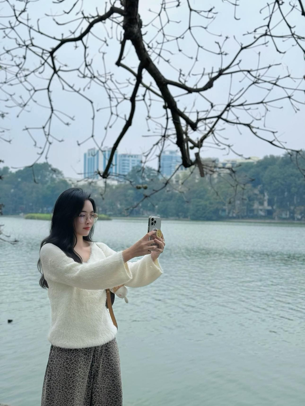 Mới đây trên trang cá nhân, "hot girl thẩm mỹ" Nam Định là Vũ Thanh Quỳnh đã khoe những bức ảnh vô cùng xinh đẹp. Netizen ngay lập tức nhận xét, vẻ ngoài cô nàng thanh tao tựa "mùa thu Hà Nội".