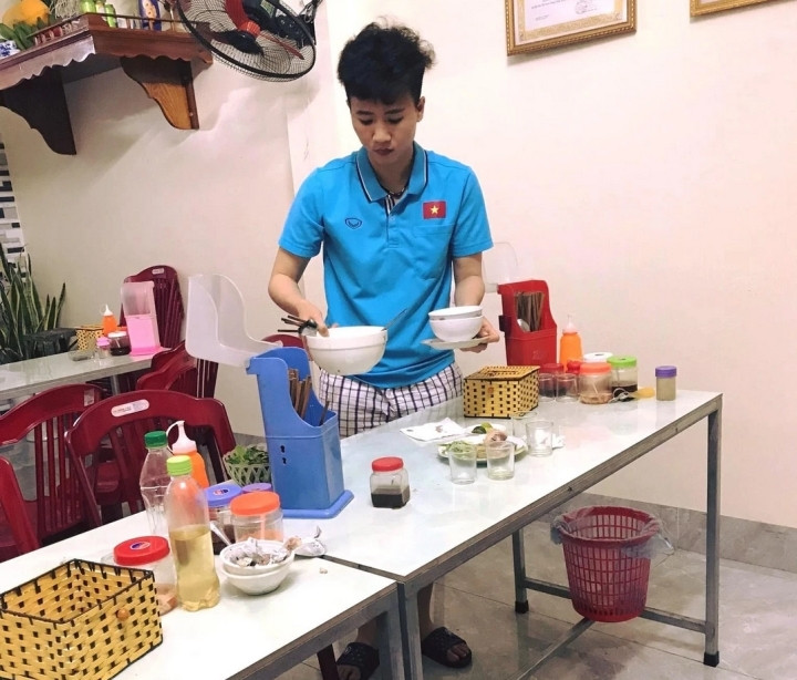 Hiện tại, sau khi dành dụm được một ít tiền thưởng, Tuyết Dung đã mở cho bố mẹ một nhà hàng nhỏ và kiêm luôn chân “chạy bàn” mỗi khi về nhà. Bên cạnh đó, nữ cầu thủ này còn bận rộn với trung tâm bóng đá tự mở mang tên mình dành cho các em học sinh từ 6-12 tuổi tại Hà Nam.