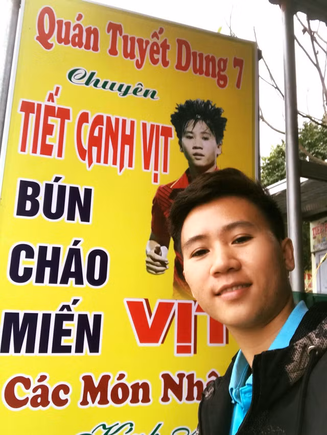 Công việc bên lề đầu tiên của Tuyết Dung là bán mỹ phẩm online và chủ yếu khách hàng là chính những người đồng nghiệp của mình. Tiếp đến, cô nàng còn làm cả nghề tư vấn xuất khẩu lao động.