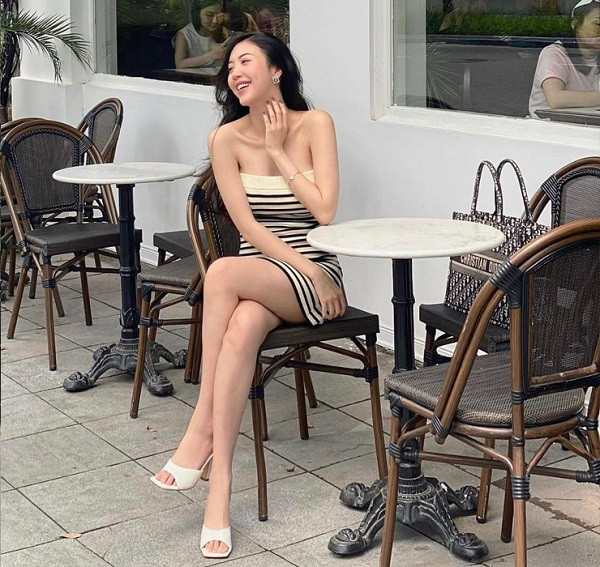 Bên cạnh trang phục, Ngọc Châm tận dụng cả những phụ kiện đắt đỏ như khuyên tai, túi xách, giày, mắt kính để làm điểm nhấn cho outfit.