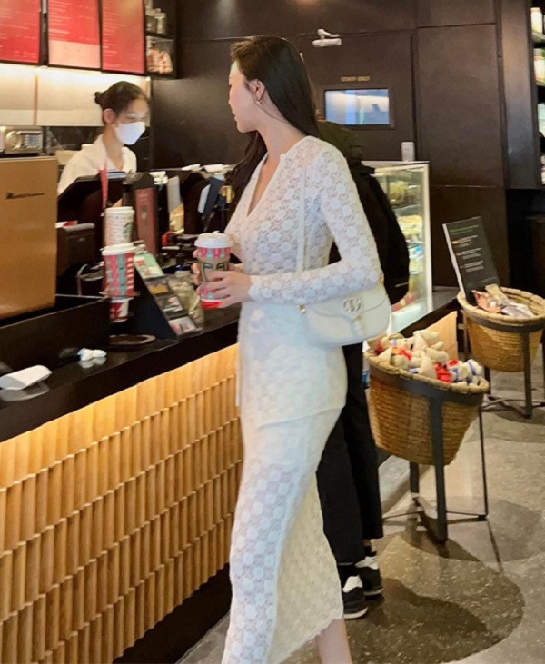 Trước đó, cô cũng từng tham gia một số chương trình trên truyền hình như “Đồng hành cùng World Cup 2014”, The Look 2017, MV cùng sếp Tùng và nhận được nhiều sự quan tâm của khán giả.