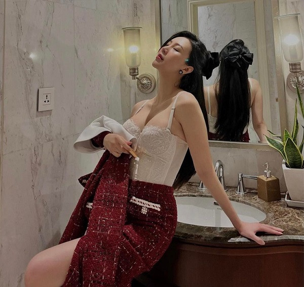 Trên trang cá nhân, bà mẹ 2 con khiến không ít người xuýt xoa vì ngày càng đỉnh cao sau sinh.