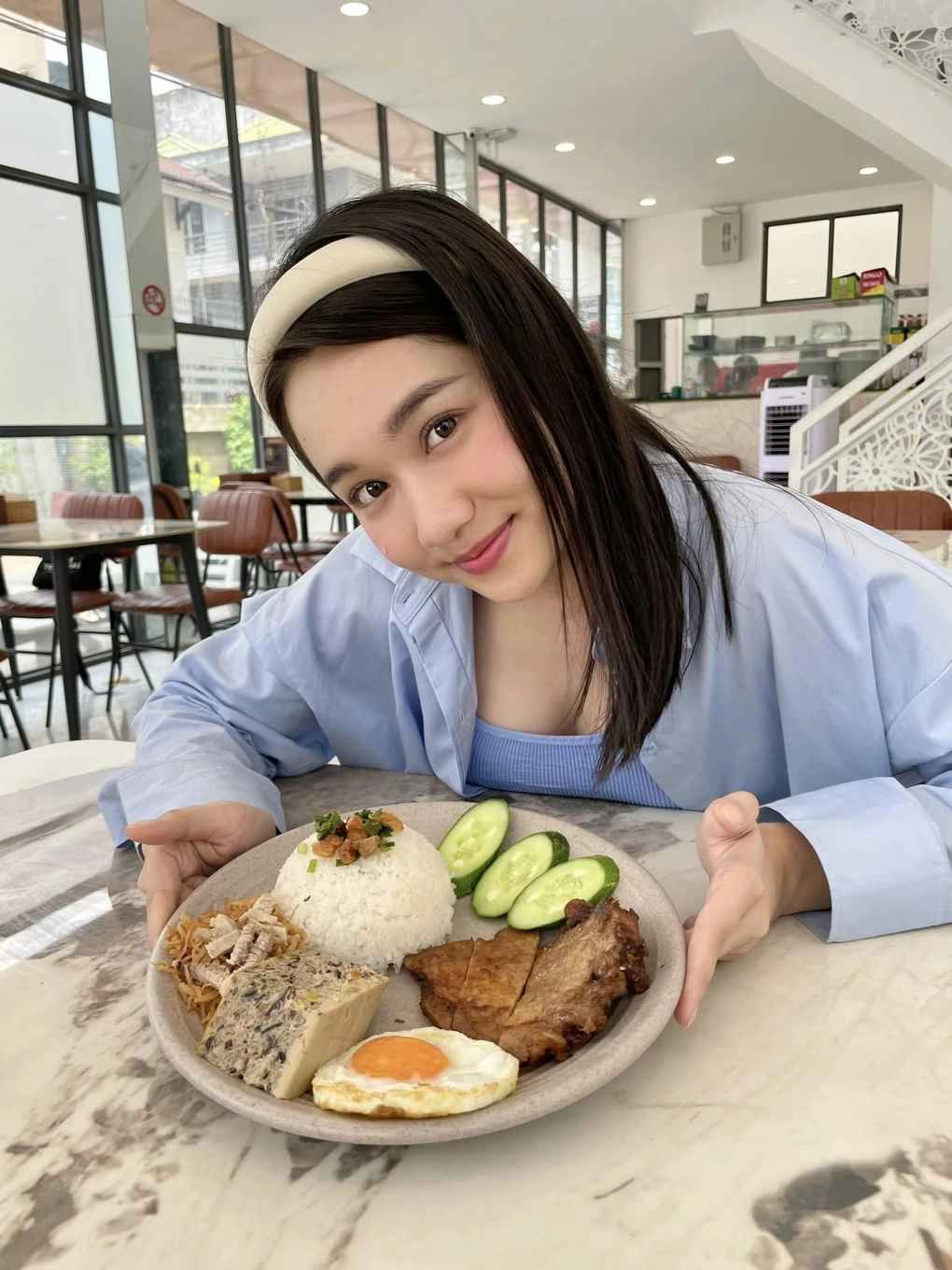 Nhiều khán giả khen nhan sắc của Trúc Anh thời gian qua ngày càng thăng hạng. Cô đăng nhiều hình ảnh khoe hình thể khỏe mạnh, thần thái vui tươi, rạng rỡ.