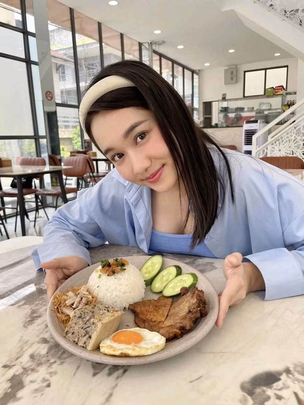 Nhiều khán giả khen nhan sắc của Trúc Anh thời gian qua ngày càng thăng hạng. Cô đăng nhiều hình ảnh khoe hình thể khỏe mạnh, thần thái vui tươi, rạng rỡ.