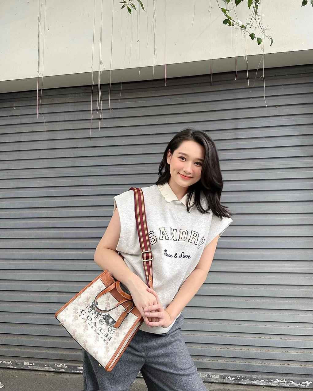 Tháng 4/2023, Trúc Anh gây bất ngờ khi khởi nghiệp kinh doanh cơm tấm. Nữ diễn viên nói quá trình lấn sân kinh doanh không tránh khỏi khó khăn, bỡ ngỡ, song cô quyết tâm tiếp nối ước mơ của mẹ.