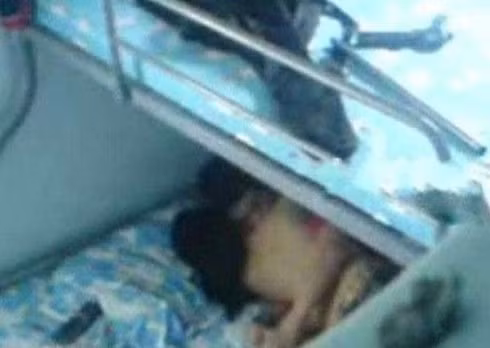 Cứ nghĩ có người về phòng rồi, cặp đôi sẽ dừng lại việc diễn cảnh yêu đương. Ai ngờ họ vẫn thản nhiên làm chuyện mờ ám, coi cô gái kia như người vô hình.