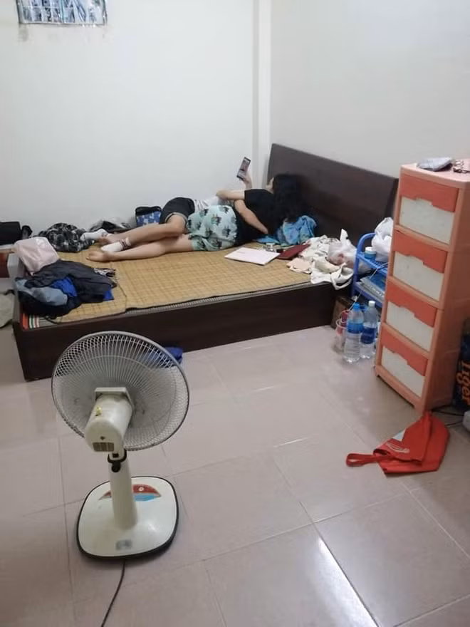 "Xin lỗi nhé, bạn trai đến gặp tôi và anh ấy chỉ rời đi sau giờ nghỉ trưa", người bạn ở cùng cô gái trẻ lên tiếng. Sau đó, cặp nam nữ tiếp tục trèo lên giường, rồi kéo rèm lại.