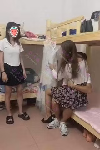 Cô kể rằng, sau một ngày làm việc tăng ca mệt mỏi, chỉ muốn về ký túc xá ngủ một giấc thật ngon. Tuy nhiên, ngay khi bước vào phòng, cô đã chứng kiến người bạn ở cùng đang ngồi trên đùi, diễn cảnh tình tứ với bạn trai.