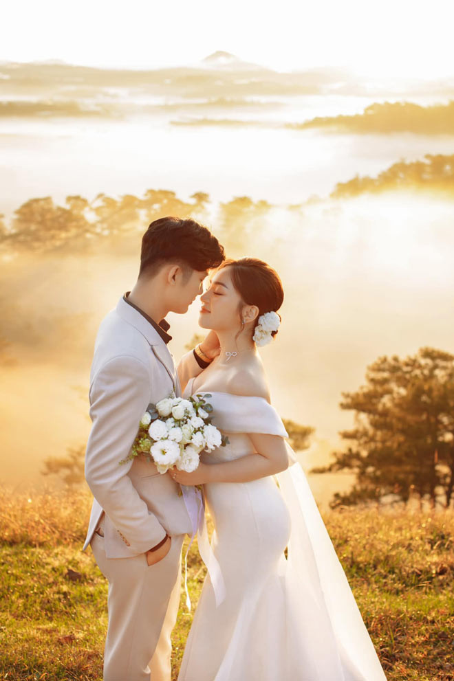 Không chỉ choáng ngợp bởi những món quà cưới giá trị, dân mạng còn xuýt xoa khen ngợi nhan sắc xinh như mộng của cô dâu Cần Thơ.