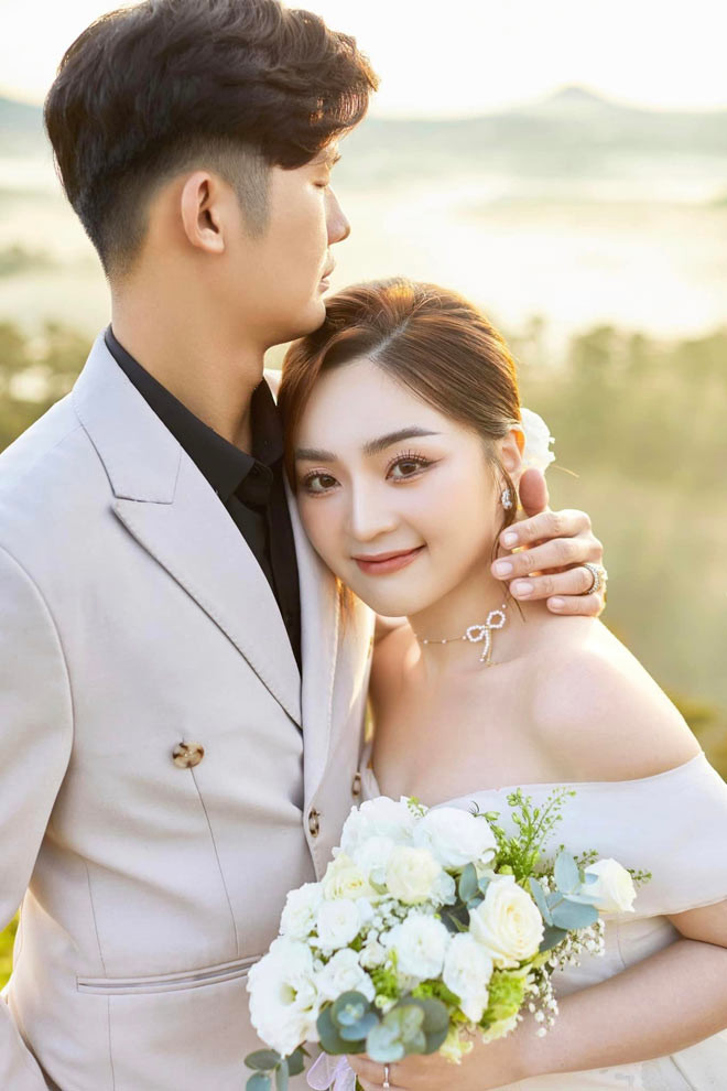 Ngoài ra, cặp đôi còn nhận được nhiều trang sức vàng từ người thân, bạn bè.