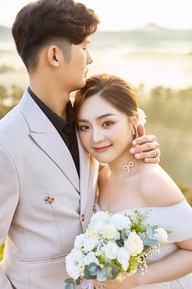 Ngoài ra, cặp đôi còn nhận được nhiều trang sức vàng từ người thân, bạn bè.