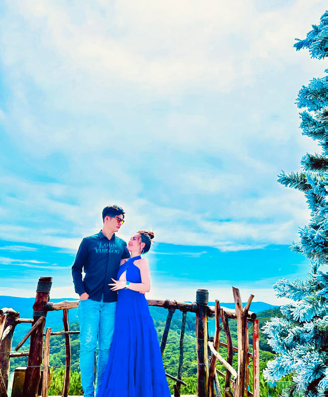 Huỳnh Như là cô gái giỏi giang. 23 tuổi, cô nàng đã sở hữu một cửa hiệu chuyên kinh doanh mỹ phẩm lớn ở Cần Thơ. Dưới sự giúp đỡ của gia đình, cô nàng tự tin thể hiện bản lĩnh kinh doanh của mình.