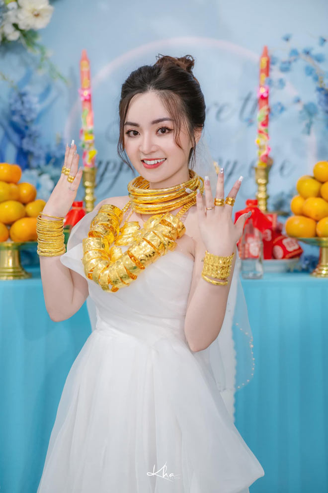 Soi sắc vóc cô dâu đeo 50 cây vàng Cần Thơ đang gây sốt Soi sac voc co dau deo 50 cay vang Can Tho dang gay sot