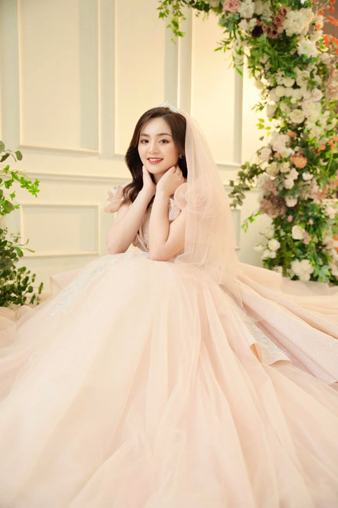 Sở hữu gương mặt bầu bĩnh, nụ cười duyên dáng và làn da sáng mịn, Huỳnh Như đẹp rạng rỡ trong mỗi bức hình cưới.