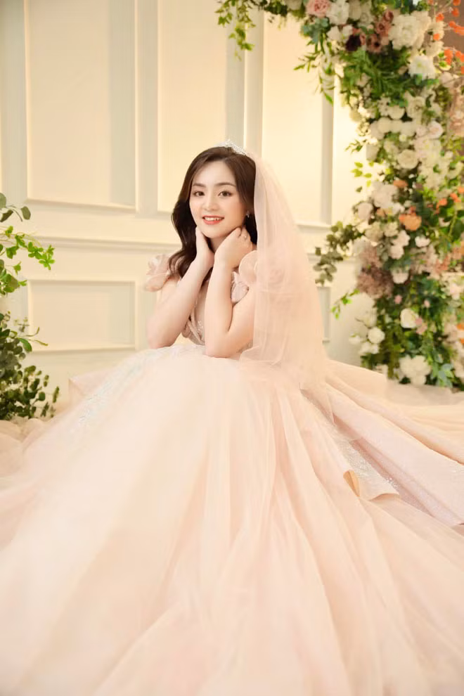 Sở hữu gương mặt bầu bĩnh, nụ cười duyên dáng và làn da sáng mịn, Huỳnh Như đẹp rạng rỡ trong mỗi bức hình cưới.