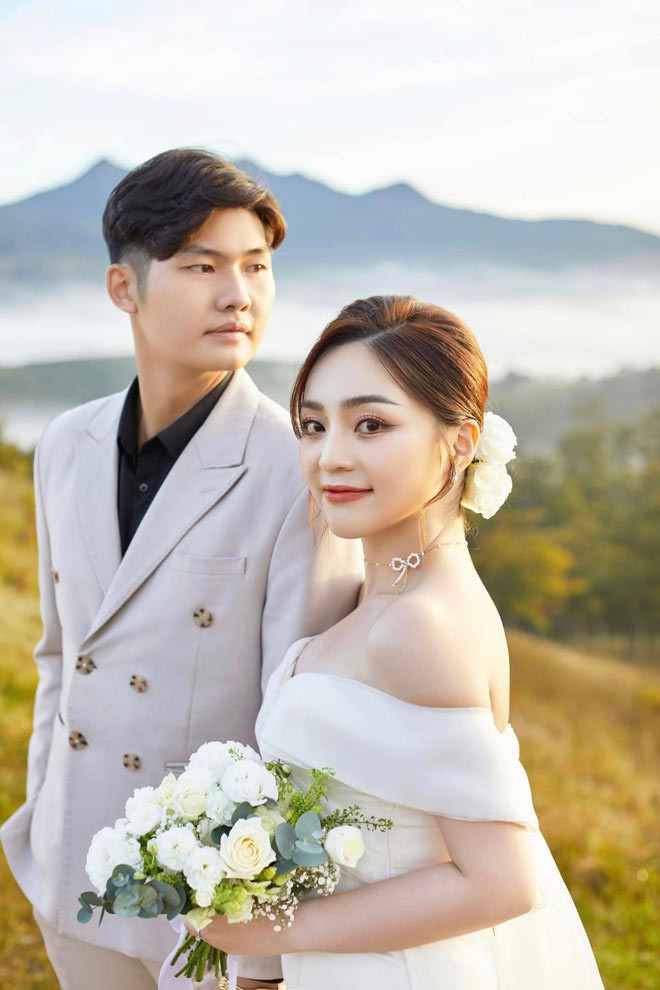 Nhiều người nhận xét, Huỳnh Như lên xe hoa ở độ tuổi đẹp nhất của người con gái nên ảnh cưới càng thêm phần xuất sắc.