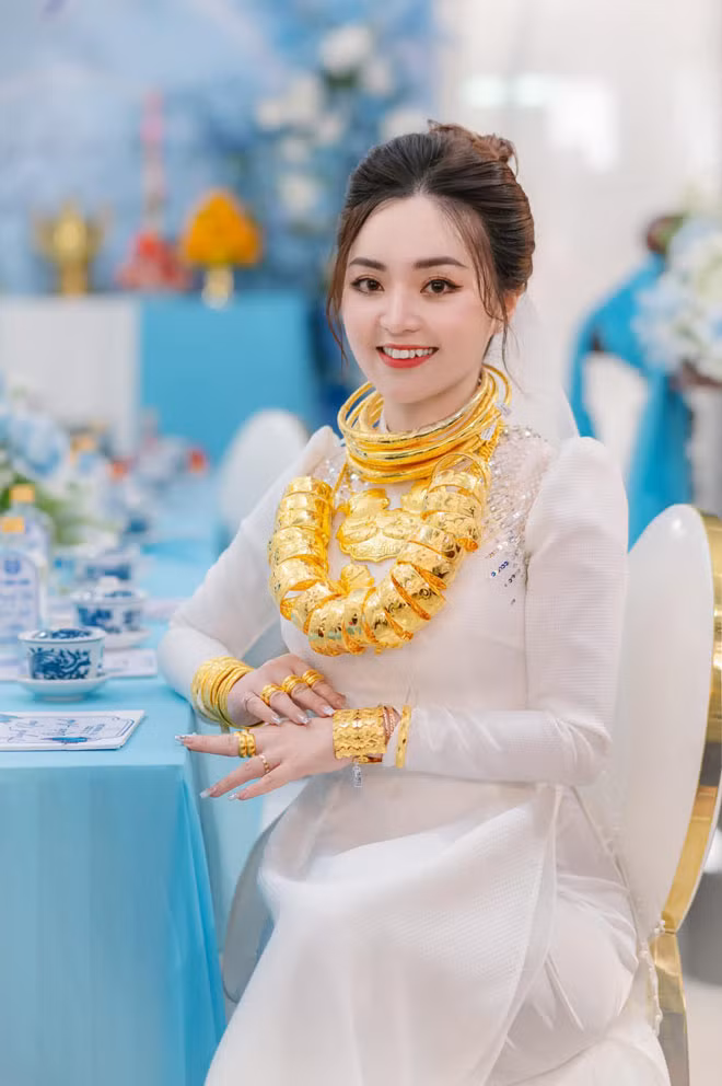 Như thông tin được chia sẻ, cặp đôi nhận được 20 cây vàng kèm tiền mặt từ phía nhà gái.