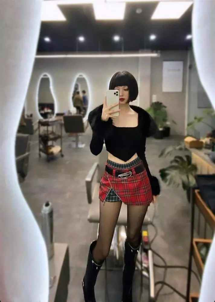 Mới đây trên trang cá nhân, Tâm Tít khoe ảnh "xuống tóc" sau một thời gian trung thành với tóc dài.