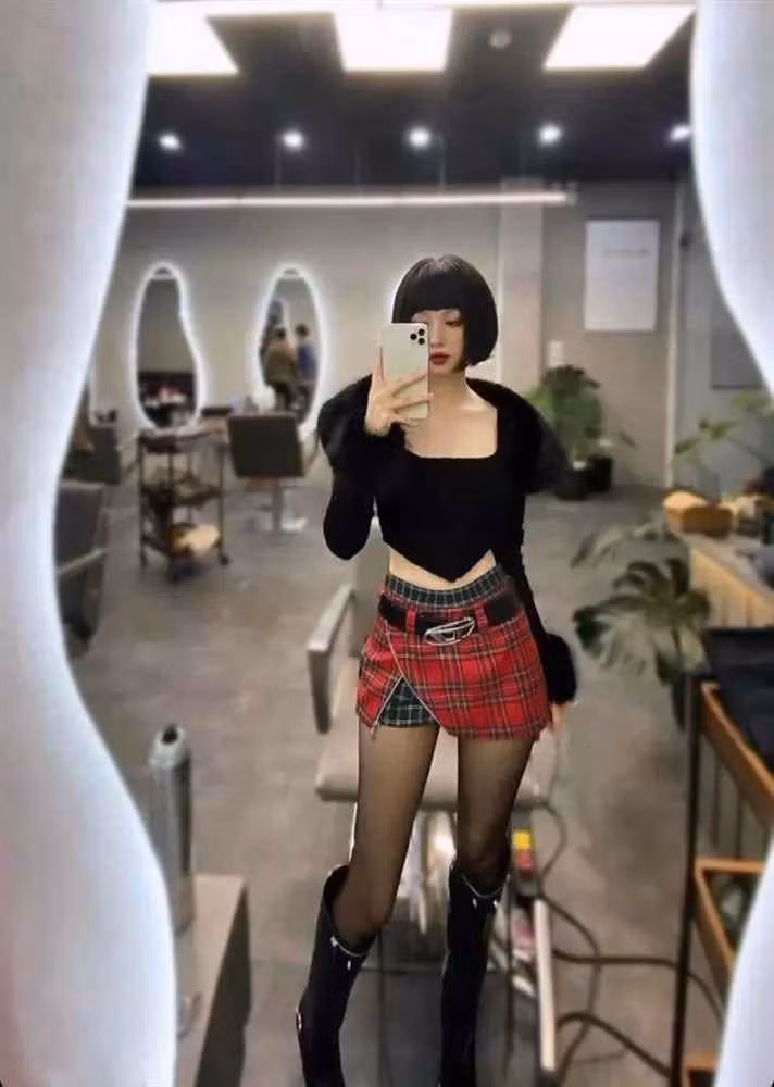 Mới đây trên trang cá nhân, Tâm Tít khoe ảnh "xuống tóc" sau một thời gian trung thành với tóc dài.