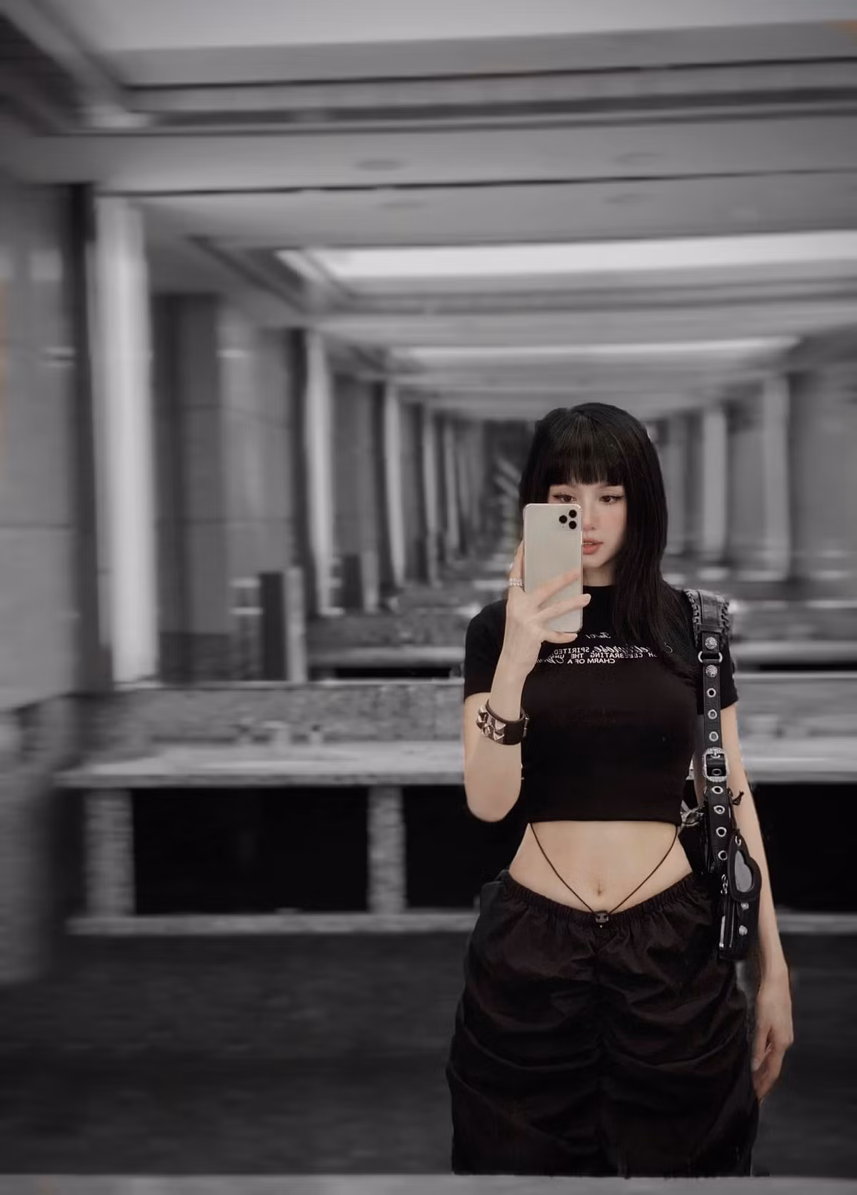 Khoảnh khắc Tâm Tít được nhân viên quán cắt tỉa lại toàn bộ mái tóc. Nhìn hình, nhiều người bày tỏ xuýt xoa bởi sự trẻ trung hack tuổi của hot girl Hà thành đình đám năm nào.