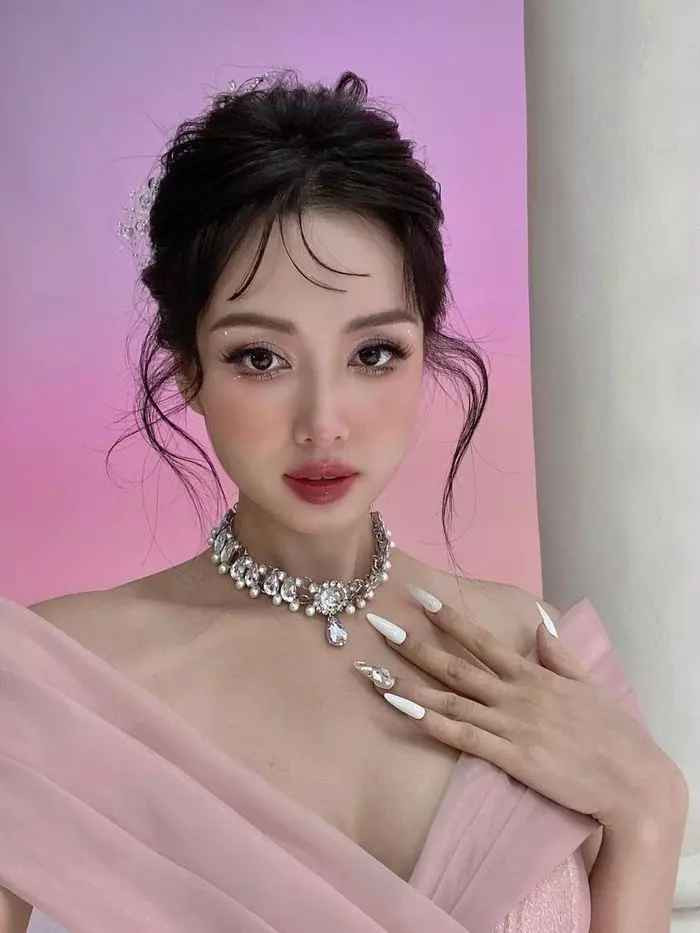 Ở phần bình luận bài đăng, rất nhiều bạn bè, người thân vào xuýt xoa nhan sắc trẻ đẹp của mẹ 2 con.