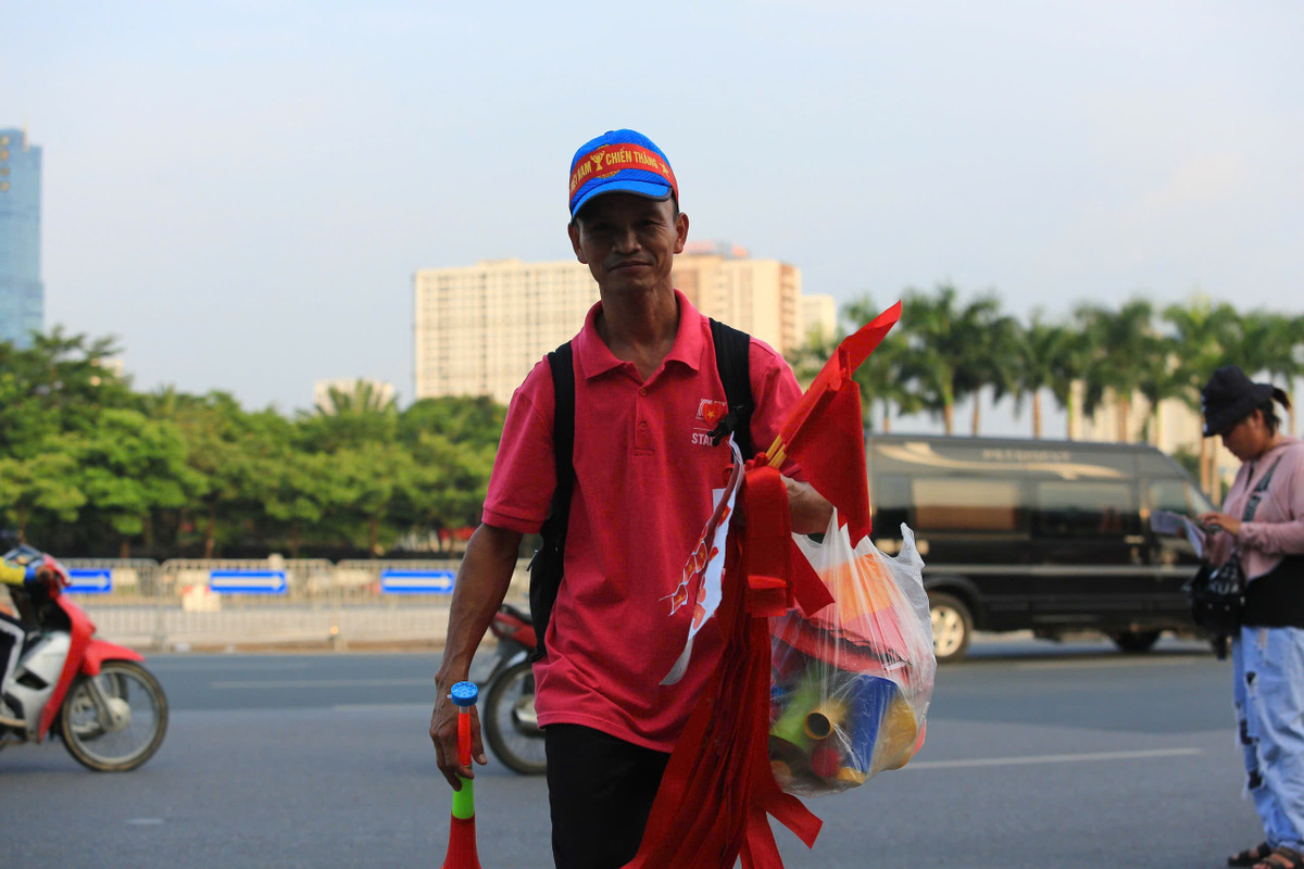 Những món hàng phục vụ cổ vũ được người dân tranh thủ buôn bán trước giờ bóng lăn.