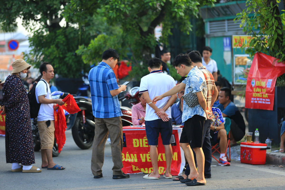 Đón tiếp đội tuyển Nga lần này, nhiều người cho rằng lượng khán giả vào sân Mỹ Đình xem trực tiếp phải rất đông. Tuy nhiên, theo ghi nhận thực tế thì người mua ở hiện tại khá ít.