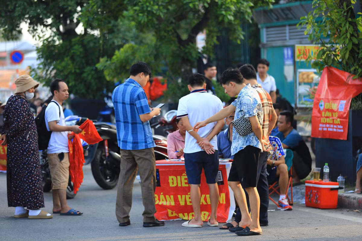Đón tiếp đội tuyển Nga lần này, nhiều người cho rằng lượng khán giả vào sân Mỹ Đình xem trực tiếp phải rất đông. Tuy nhiên, theo ghi nhận thực tế thì người mua ở hiện tại khá ít.