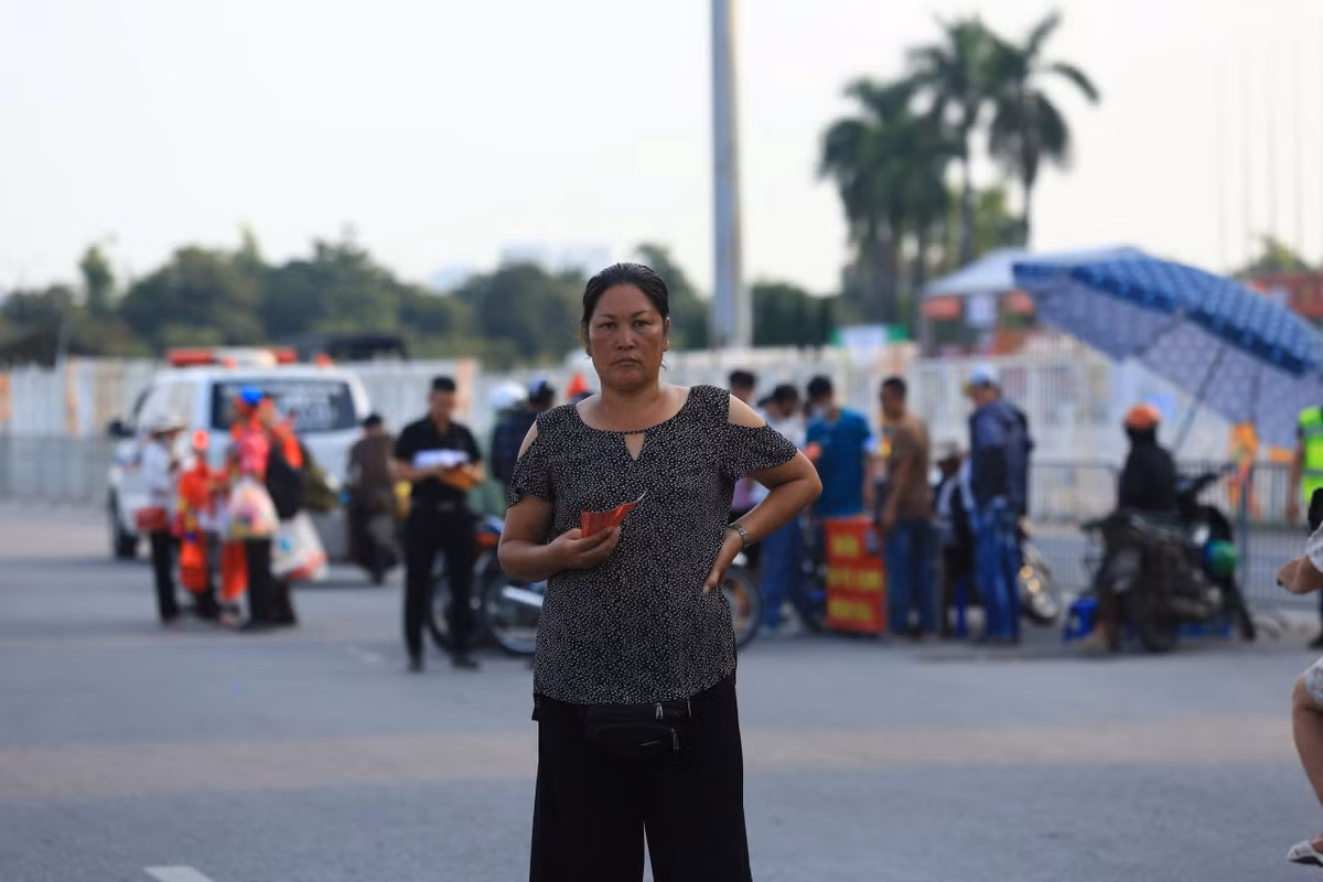 Đa phần trên tay các phe vé còn rất nhiều và họ chỉ mong bán bằng giá để khỏi phải ôm.