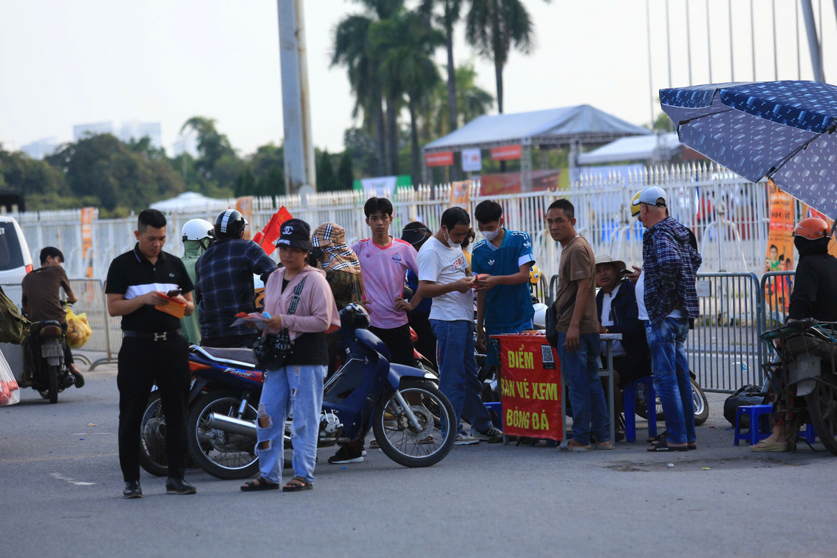 Ghi nhận chiều 5/9, lượng người mua không nhiều nên dân bán vé hiện tại không tăng giá cao mà vẫn giữ nguyên giá gốc.