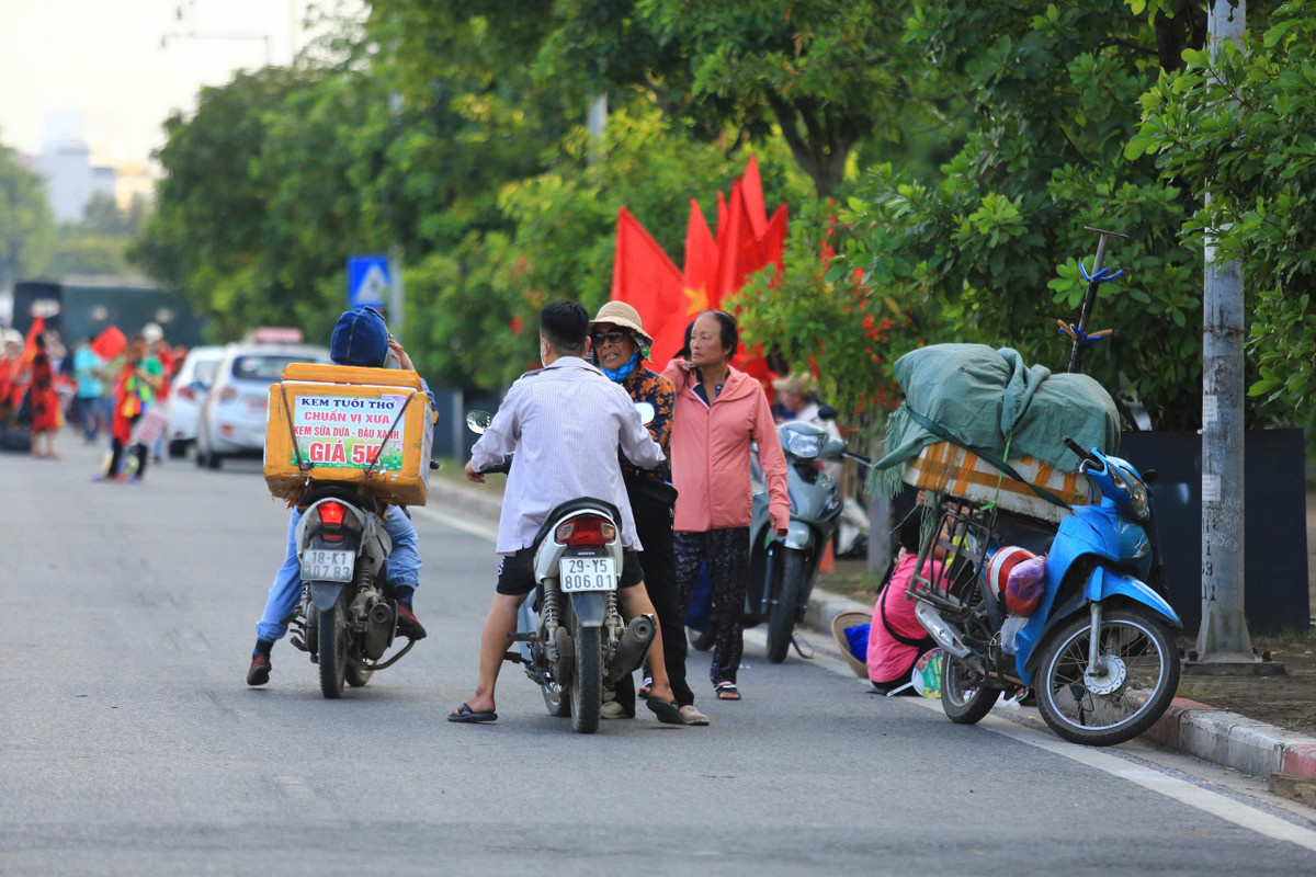Trong khi loại vé có giá niêm yết 500.000 đồng/vé được chào bán 600.000 đồng đến 800.000 đồng/vé. Nhưng đây cũng không phải là mức giá quá cao bởi đối thủ sắp tới của tuyển Việt Nam là Nga và Thái Lan. Pa