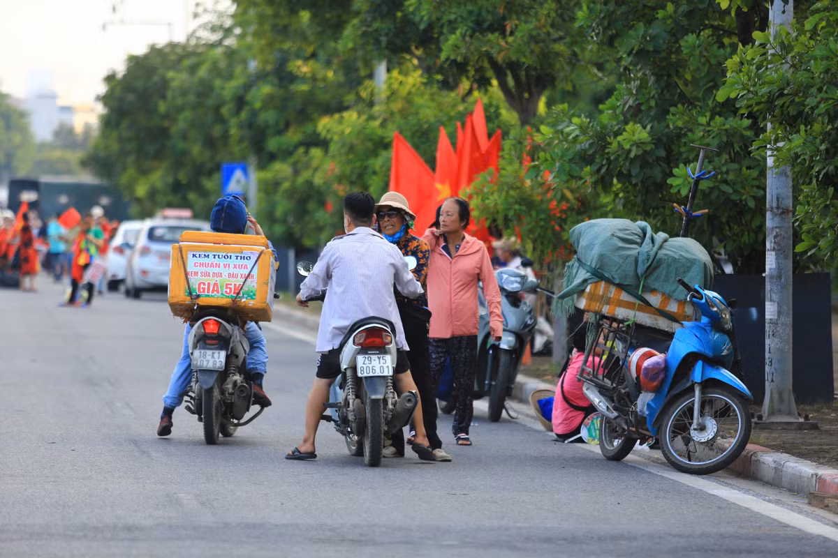 Trong khi loại vé có giá niêm yết 500.000 đồng/vé được chào bán 600.000 đồng đến 800.000 đồng/vé. Nhưng đây cũng không phải là mức giá quá cao bởi đối thủ sắp tới của tuyển Việt Nam là Nga và Thái Lan. Pa