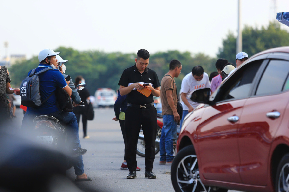 Một người bán vé trước cửa SVĐ Mỹ Đình cho biết: "Tôi bán vé từ chiều 4/9, lượng người mua từ hôm qua đến sáng nay khá ít, tôi rất lo vì lần này nhập khá nhiều vé mà từ sáng đến giờ mới bán được 1 vé duy nhất".