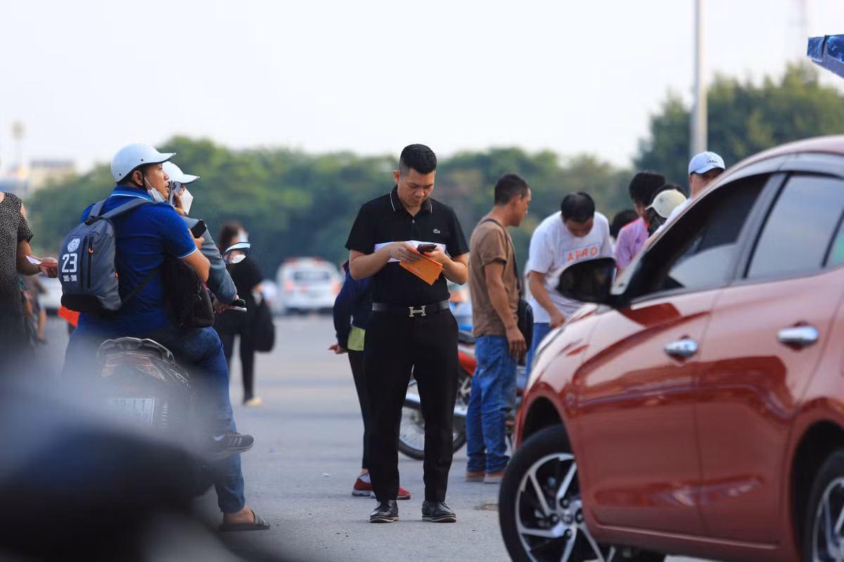 Một người bán vé trước cửa SVĐ Mỹ Đình cho biết: "Tôi bán vé từ chiều 4/9, lượng người mua từ hôm qua đến sáng nay khá ít, tôi rất lo vì lần này nhập khá nhiều vé mà từ sáng đến giờ mới bán được 1 vé duy nhất".